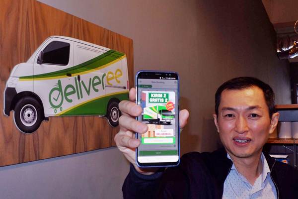 Group CEO & Co-Founder Deliveree Tom Kim memperlihatkan aplikasi Deliveree saat peluncuran Layanan Antar Kota dengan Harga Tetap ke Seluruh Jawa, di Jakarta, Rabu (10/10/2018)./JIBI-Nurul Hidayat