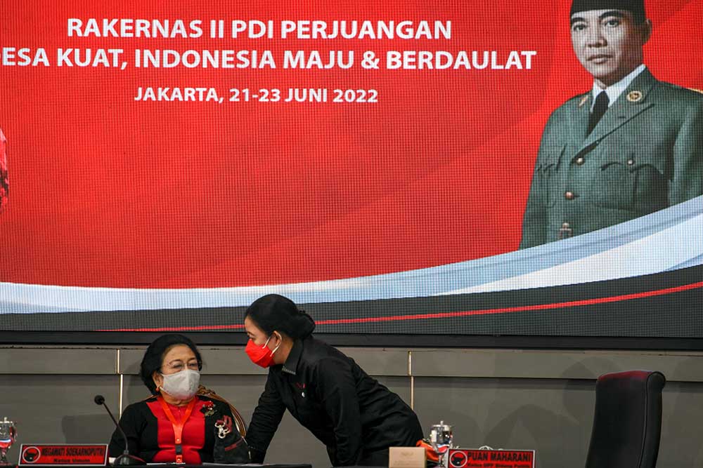 Ketua Umum PDI Perjuangan Megawati Soekarnoputri (kiri) berbincang dengan Ketua Dewan Pimpinan Pusat (DPP) Puan Maharani (kanan) saat paripurna pertama dalam Rapat Kerja Nasional (Rakernas) II PDI Perjuangan di Jakarta, Selasa (21/6/2022). ANTARA FOTO/M Risyal Hidayat