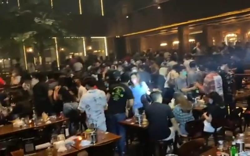 Dokumentasi - Kerumunan massa di kafe Holywings, Kemang Jakarta Selatan melanggar aturan PPKM level 3 pada Sabtu (4/9/2021) malam./Twitter