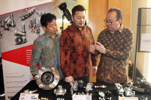 Direktur Utama PT Garuda Metalindo Tbk Ervin Wijaya (dari kanan) bersama Direktur Anthony Wijaya, dan Direktur Rudy Wijaya, mengamati produk suku cadang otomotif, di Jakarta (9/11)./JIBI-Endang Muchtar