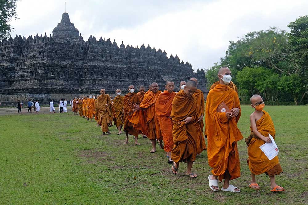  Umat Budha Melakukan Puja Bakti di Pelataran Candi Borobudur