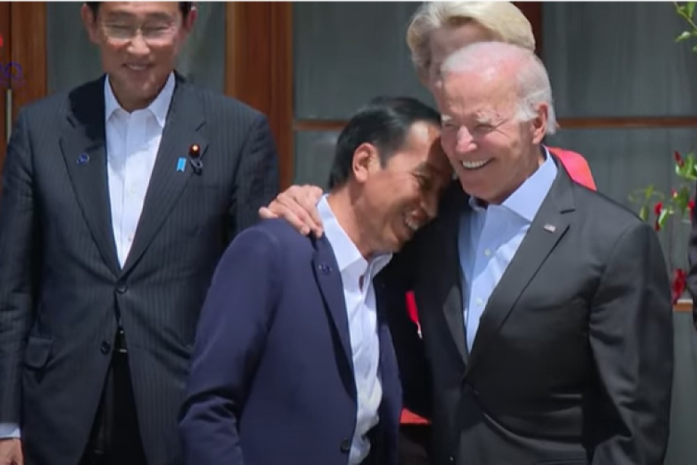  Pelukan Hangat Joe Biden untuk Presiden Jokowi di KTT G7 dan Misi Perdamaian