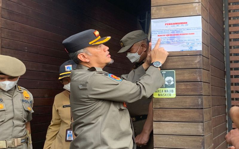  Satpol PP DKI Jakarta Tutup Serentak 12 Gerai Holywings di Jakarta