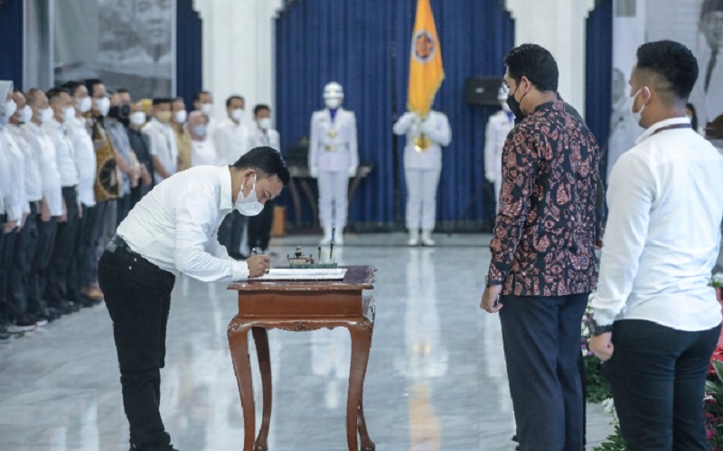 Pengukuhan Dedi Supandi sebagai Ketua DPP IKAPTK Jabar periode 2022-2027 oleh Gubernur Jawa Barat Ridwan Kamil.