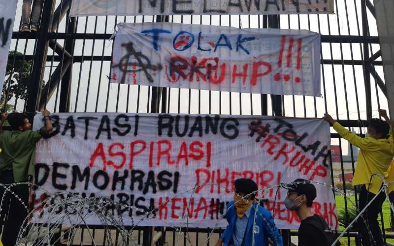Ratusan mahasiswa berunjuk rasa di depan Gedung DPR RI, Jakarta menuntut keterbukaan RKUHP / Bisnis.com - Surya Dua Artha