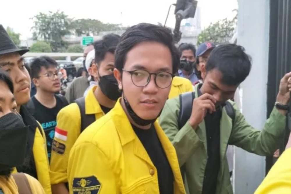 Ketua BEM UI Bayu Satria Utomo di depan gerbang pejalan kaki gedung DPR RI, Selasa, (28/6/2022)./Antara