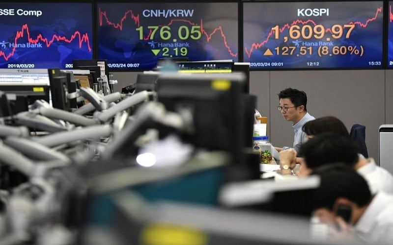 Bursa saham Asia melemah, mengikuti pelemahan bursa AS./ Bloomberg.