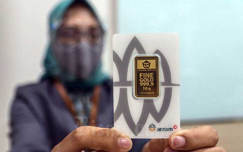 Karyawan menunjukan emas di salah satu Bank di Jakarta, Senin (8/3/2021). Bisnis/Eusebio Chrysnamurti