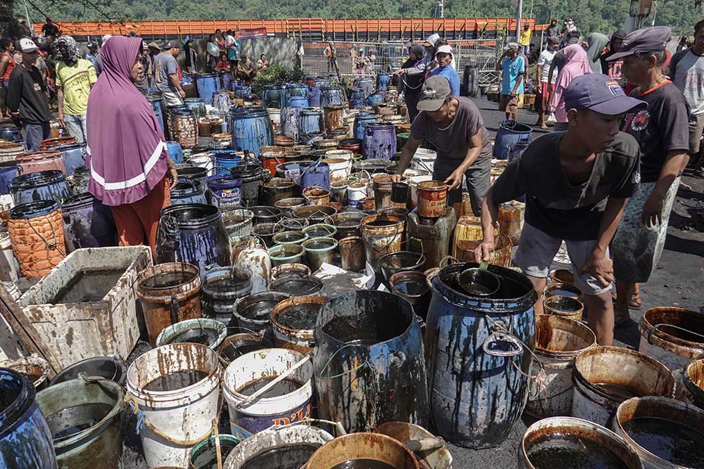  Nelayan dan Warga Bantu Mengumpulkan Minyak Mentah Yang Tumpah di Dermaga Wijayaputra Cilacap