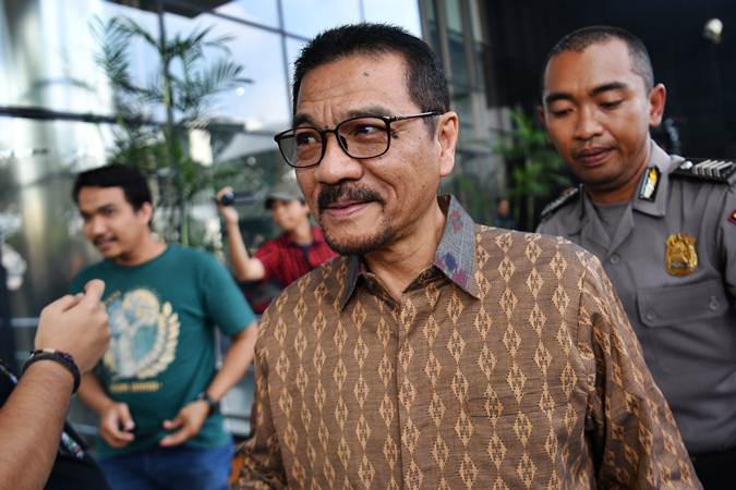 Mantan Mendagri Gamawan Fauzi (tengah) tiba untuk menjalani pemeriksaan di kantor KPK, Jakarta, Rabu (8/5/2019)./ANTARA-Sigid Kurniawan