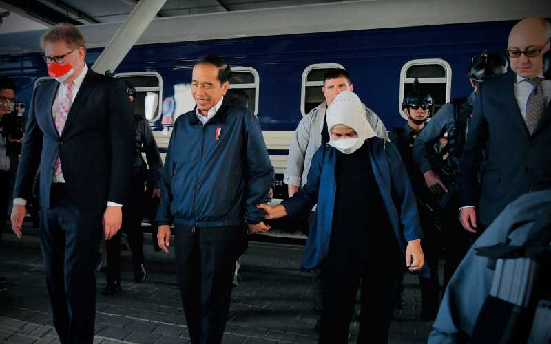 Presiden Jokowi tiba di Peron 1 Stasiun Central Kyiv, Ukraina sekitar pukul 08.50 waktu setempat, setelah menempuh perjalanan selama kurang lebih 11 jam menggunakan Kereta Luar Biasa /Sekretariat Presiden