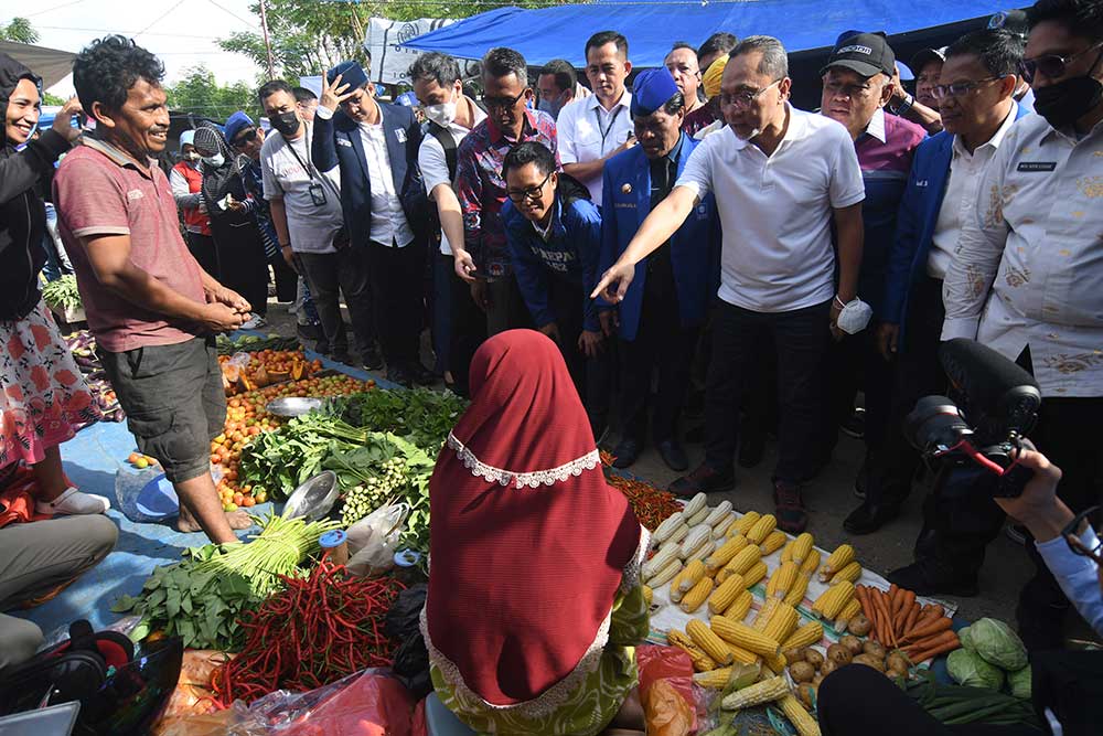  Menteri Perdagangan Zulkifli Hasan Tinjau Penjualan Minyak Goreng di Pasar Tradisional