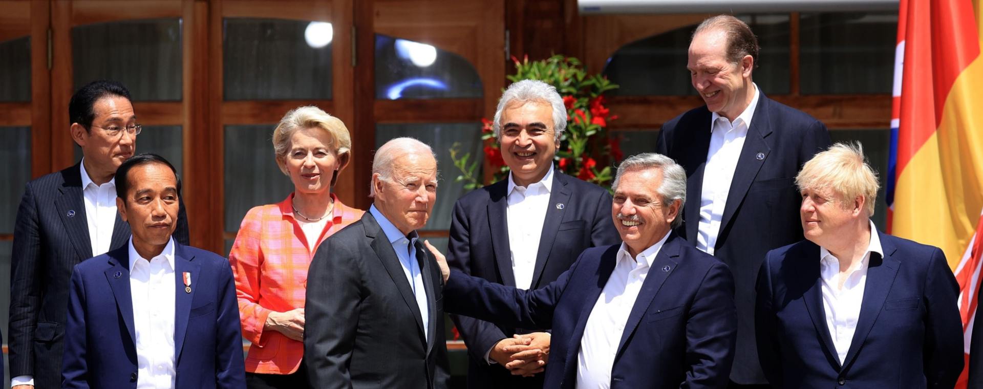 Presiden AS Joe Biden, kiri tengah, dan Alberto Fernandez, presiden Argentina, pada sesi foto di hari kedua pertemuan para pemimpin G7 di hotel Schloss Elmau di Elmau, Jerman, Senin, (27/6 - 2022). Bloomberg / Krisztian Bocsi