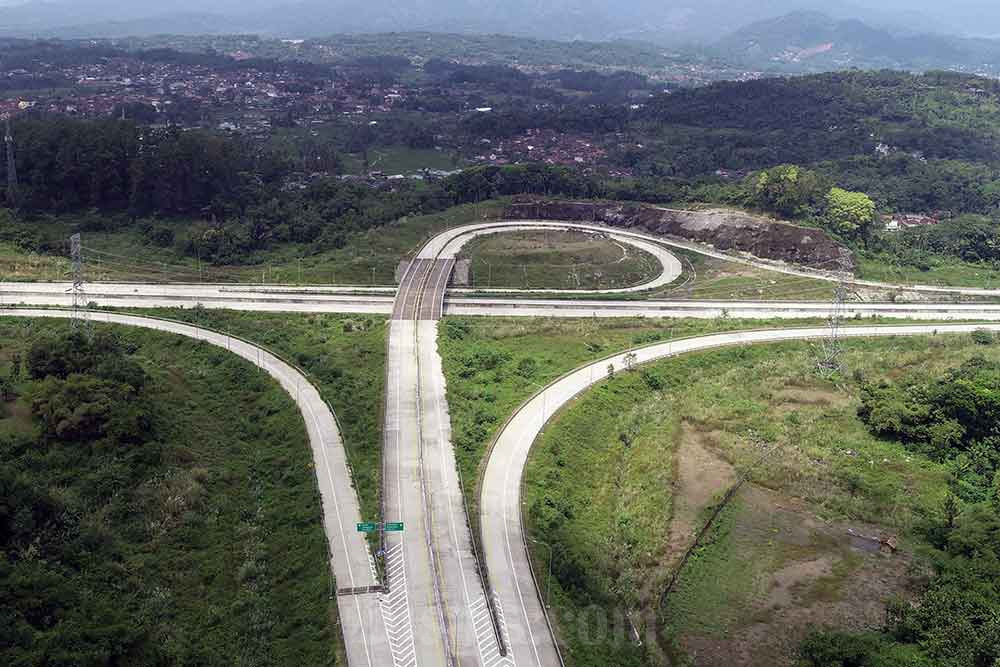 Foto udara ruas Jalan Tol Cileunyi-Sumedang-Dawuan (Cisumdawu) seksi 3 di daerah Cimalaka, Kabupaten Sumedang, Jawa Barat, Jumat (22/4/2022). Bisnis/Rachman