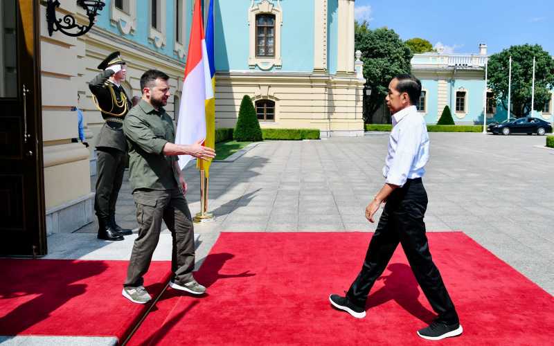  Tiba di Istana Maryinsky, Jokowi Disambut Presiden Ukraina Zelenskyy 