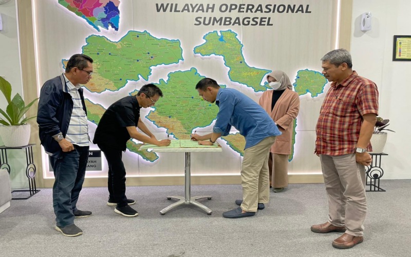 Deputi Direktur BPJamsostek Wilayah Sumatra Bagian Selatan Eko Purnomo (tengah) menandatangani MoU dengan Serikat Dagang Seluruh Indonesia (SDSI) terkait perluasan cakupan kepesertaan. /Istimewa