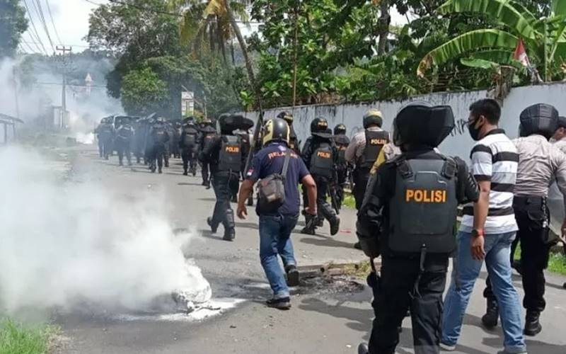Posisi saat memukul mundur massa aksi demo Papua Merdeka di Kota Sorong, Jumat (27/11/2020)./Antara