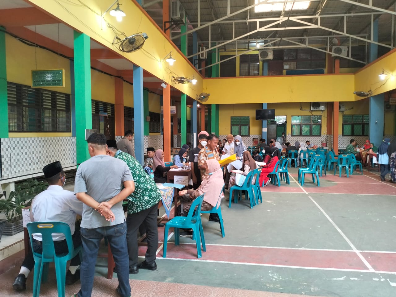 Calon peserta didik baru MAN 1 Medan saat melalui tes urine di sekolah tersebut, Kota Medan, Rabu (29/6/2022). / Istimewa