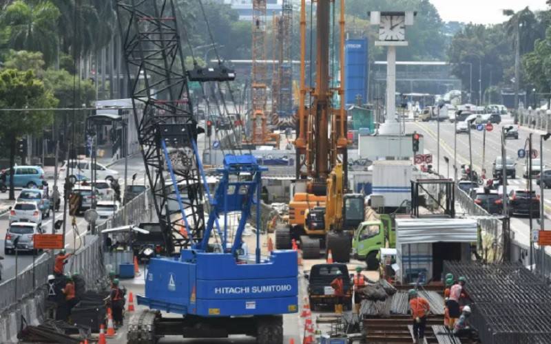 Pekerja menyelesaikan proyek pembangunan MRT Jakarta fase 2A di kawasan Jalan MH Thamrin, Jakarta, Minggu (6/6/2021)./Antara
