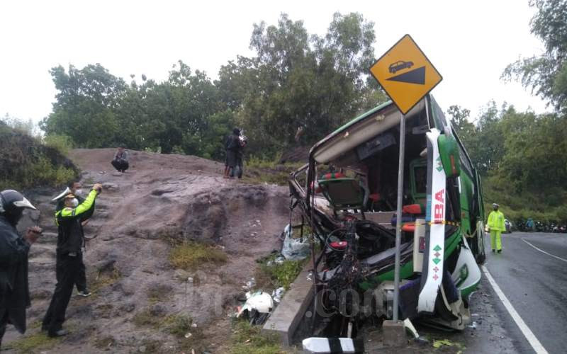 Bus pariwisata kecelakaan di Imogiri, Bantul, Minggu (6/2/2022)./JIBI - Ujang Hasanudin