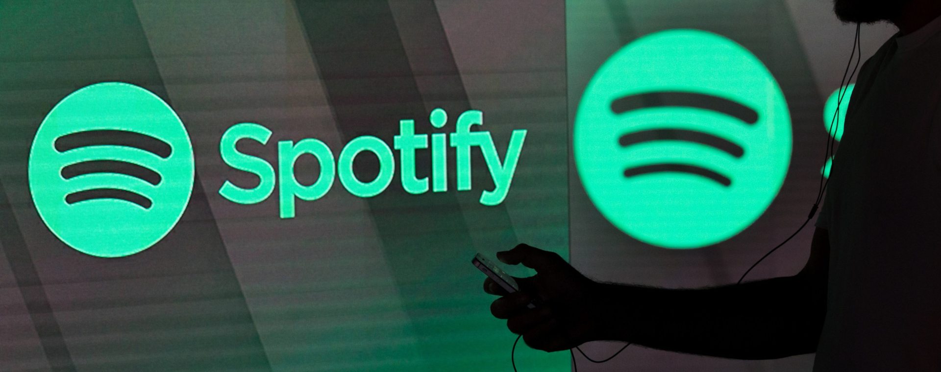 Logo Spotify ditampilkan di sekitar London, Inggris. Spotify merencanakan efisiensi dan perubahan strategi pada tahun ini, demi mengembalikan kapitalisasi pasar dan kepercayaan investor./ Bloomberg-Chris Ratcliffe
