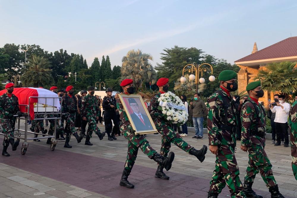 Jenazah Tjahjo Kumolo dibawa ke Taman Makam Pahlawan, Kalibata./Lukman Nur Hakim