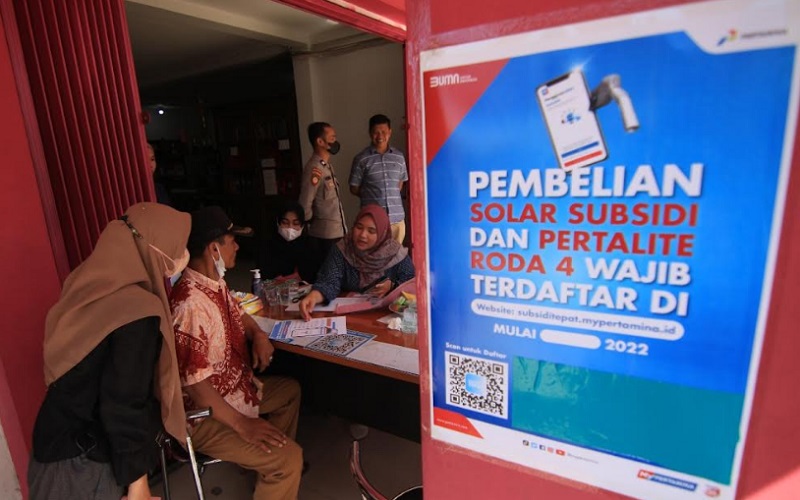 Pegawai SPBU tengah melayani pengendara untuk pendaftaran MyPertamina di area SPBU Ngalau, Kota Padang Panjang, Sumatra Barat, Jumat (1/7/2022). /Bisnis-Noli Hendra