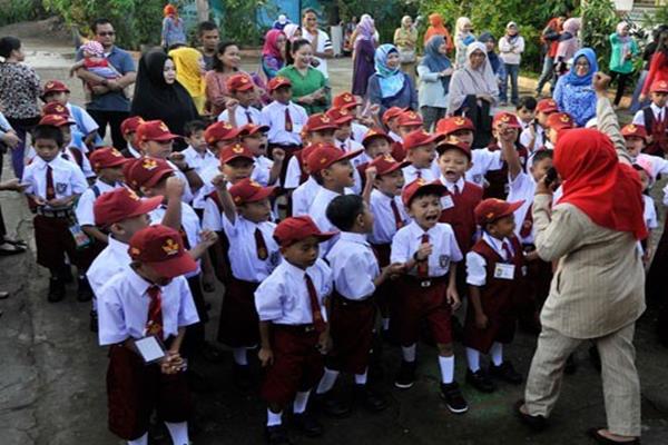 Sejumlah murid SD kelas 1 meneriakan yel-yel saat melakuka perkenalan sekolah pada hari pertama masuk sekolah di SDN Minasaupa Makassar, Sulawesi Selatan, Senin (18/7/2016)./Antara