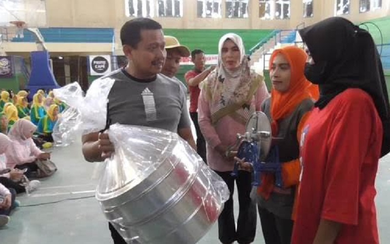 Bupati Sumedang Dony Ahmad Munir menyerahkan bantuan peralatan bagi 109 pelaku UMKM di Kecamatan Sumedang Selatan di GOR Tadjimalela Kelurahan Kota Kulon, Jumat (1/7/2022).