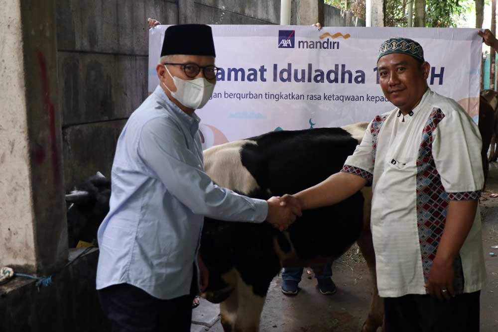  AXA Mandiri Serahkan Hewan Qurban