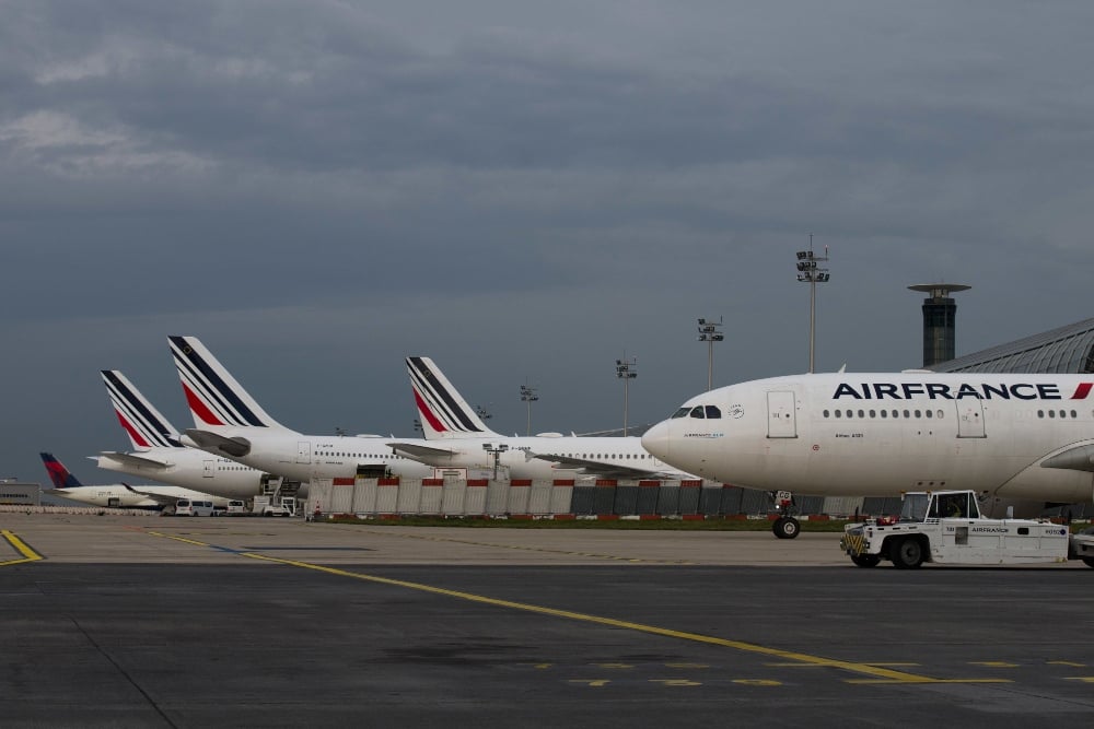 Pesawat Air France terparkir di bandar udara internasional Charles de Gaulle, Paris./Bloomberg