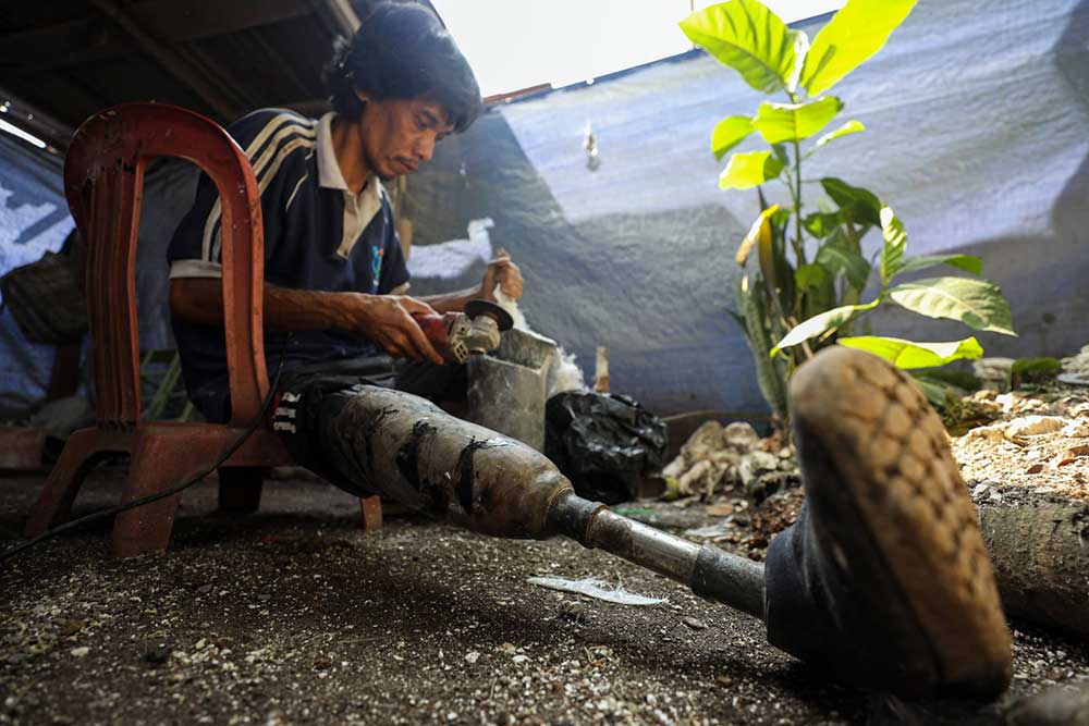  Penyandang Disabalitas di Bogor Membuat Kerajian Kaki Palsu