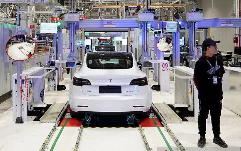 Dokumentasi - Mobil Tesla Model 3 buatan China saat proses pengiriman di pabriknya di Shanghai, China (7/1/2020). /ANTARA-REUTERS
