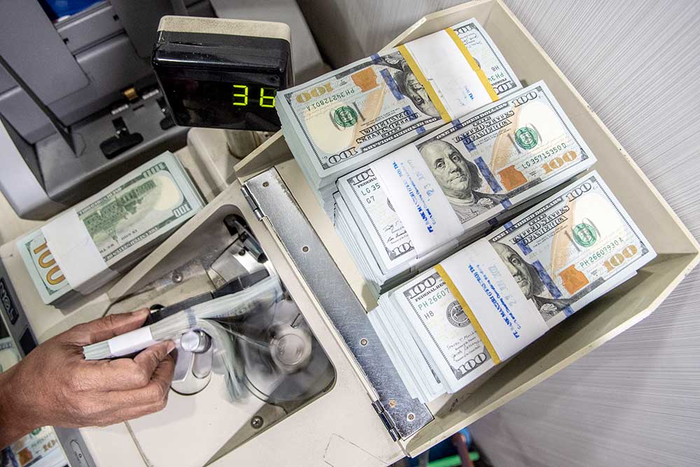 Petugas menghitung uang dolar AS di Cash Pooling Bank Mandiri, Jakarta, Kamis (23/6/2022). ANTARA FOTO/Muhammad Adimaja