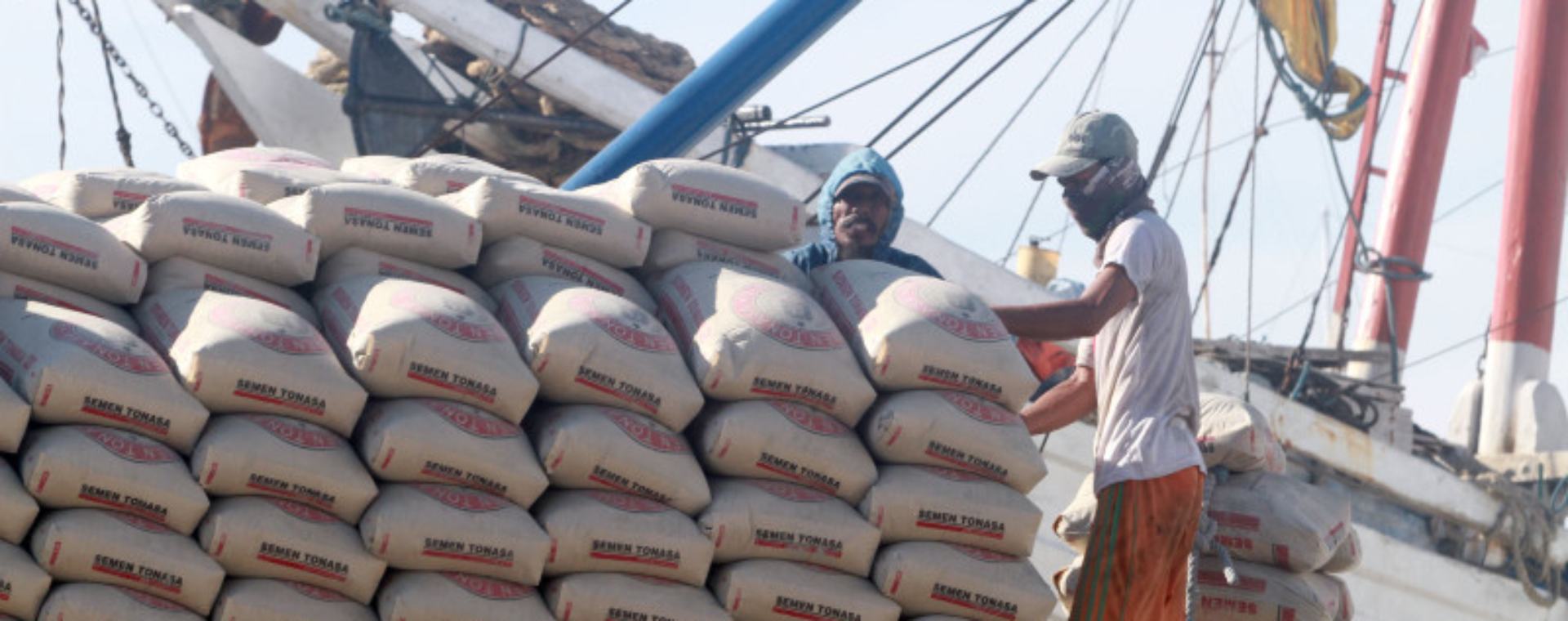 Pekerja memindahkan semen untuk diangkut ke kapal di Pelabuhan Paotere, Makassar, Sulawesi Selatan, Selasa (25/2). /BISNIS.COm