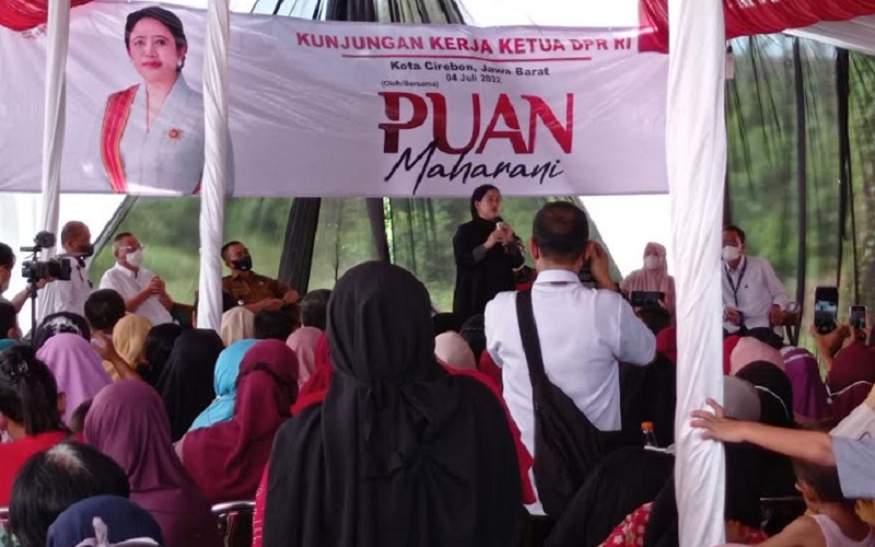 Ketua Dewan Perwakilan Rakyat (DPR) RI Puan Maharani bertemu warga di Kota Cirebon.
