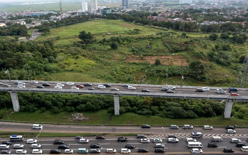 Sejumlah kendaraan memadati ruas jalan tol Jakarta-Cikampek kilometer 47 dan Jalan Layang Mohammed Bin Zayed (MBZ) di Karawang, Jawa Barat, Jumat (29/4/2022)/Antara