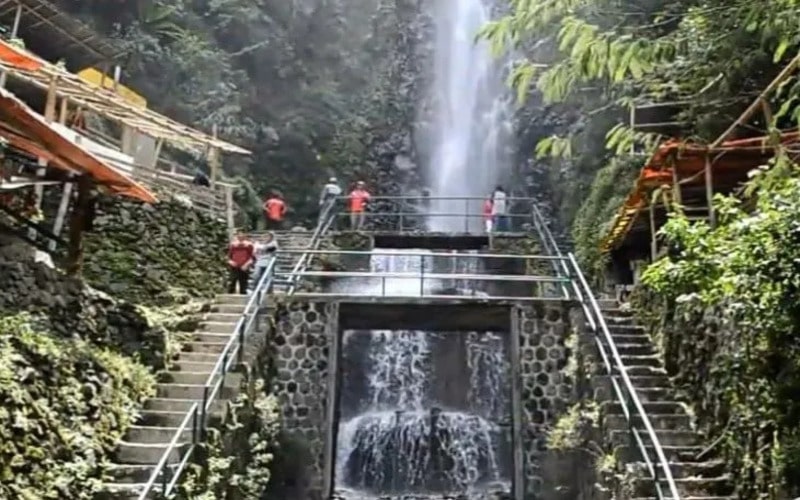 Sebongkah Batu di Air Terjun Menimpa Tiga Wisatawan, Seorang Meninggal
