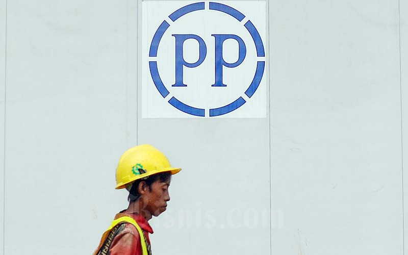 Pekerja melintas di dekat logo PT PP Properti Tbk. (PPRO) di Jakarta, Kamis (20/1/2022). Bisnis/Fanny Kusumawardhani