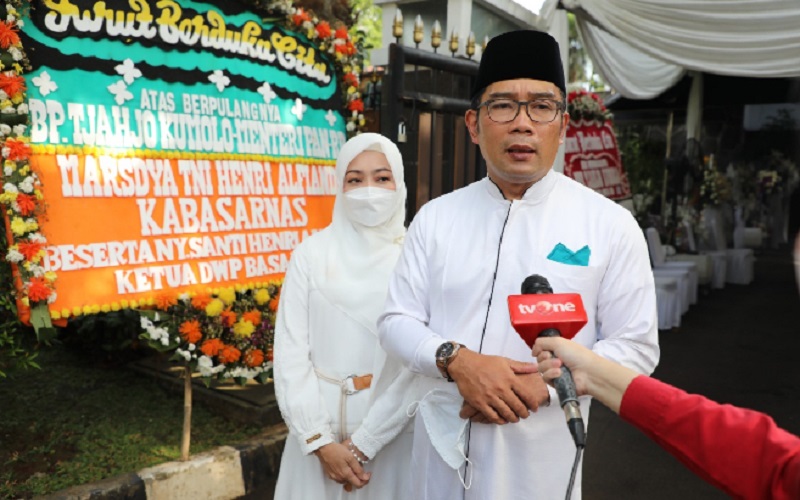  Ridwan Kamil Beserta Istri Bertakziah di Kediaman Almarhum Tjahjo Kumolo