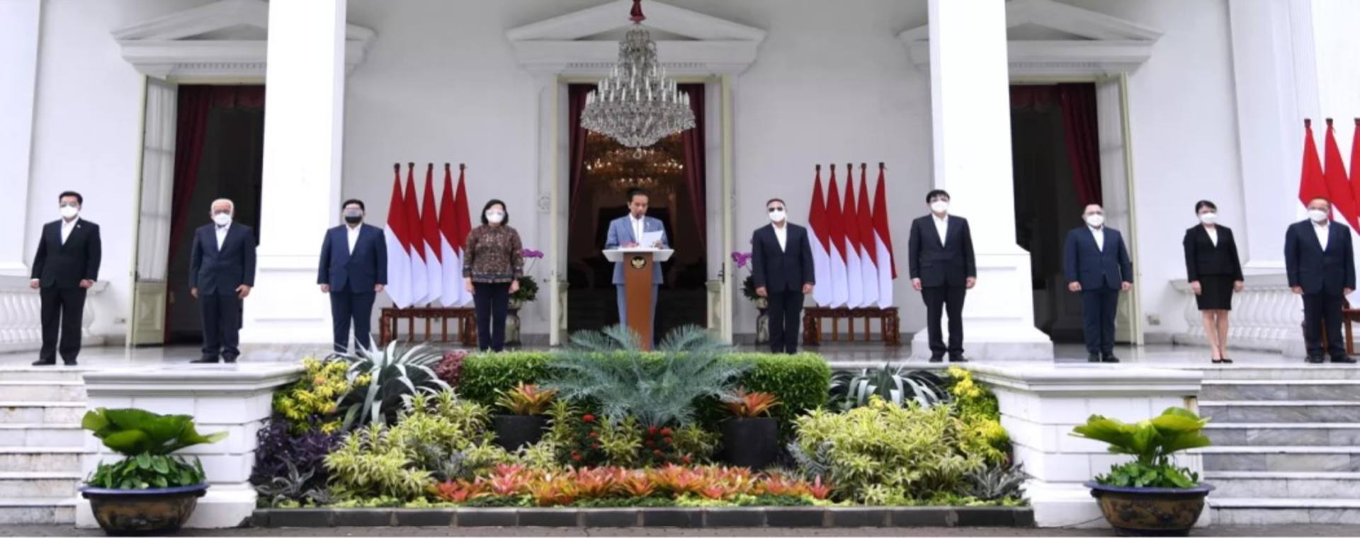 Presiden Joko Widodo (tengah) memperkenalkan jajaran lengkap SWF Indonesia di Istana Negara, Selasa (16/2 - 2021). / Dok. Setpres