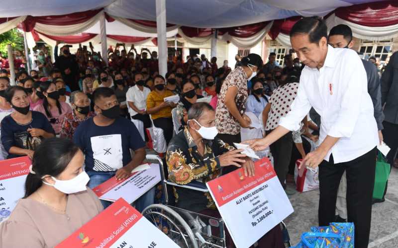 Presiden Jokowi mengunjungi Pasar Alasa di Kabupaten Nias Utara, pada Rabu, 6 Juli 2022 dan menyerahkan langsung bantuan kepada masyarakat penerima manfaat PKH / Biro Pers Sekretariat Presiden - Kris
