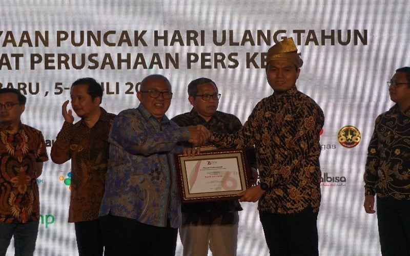  Momen HUT ke-76 SPS, Bisnis Indonesia Terima Media Brand Awards 2022