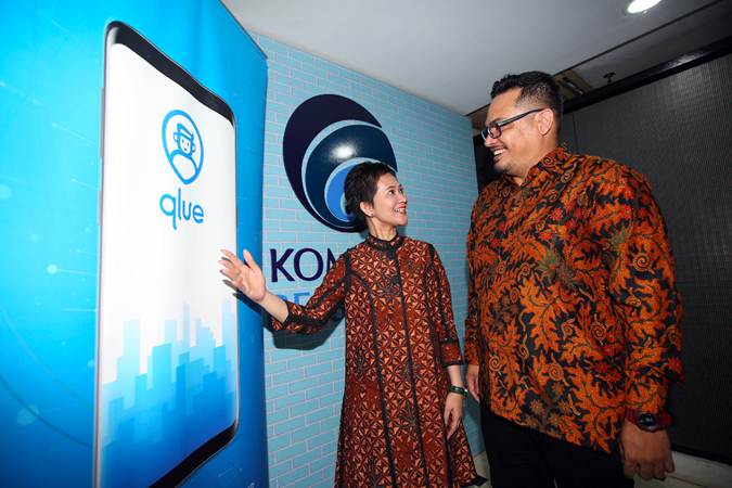 Co-Founder and CTO Qlue Andre Hutagalung (kanan) berbincang dengan Chief Commercial Officer Maya Arvini usai jumpa pers inisiasi Smart Citizen Day 2019, di Jakarta, Rabu (20/3/2019)./Bisnis-Abdullah Azzam