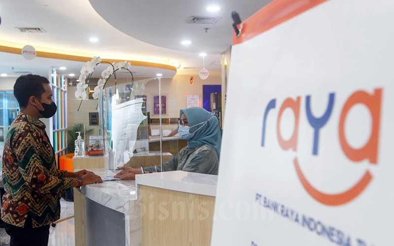 Nasabah melakukan transaksi di PT Bank Raya Indonesia Tbk., Jakarta, Selasa (15/2/2022). Bisnis/Himawan L Nugraha