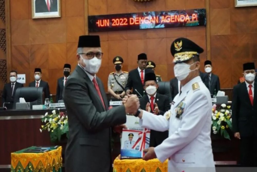 Pj. Gubernur Aceh Achmad Marzuki saat menerima serah terima jabatan dengan mantan Gubernur Aceh Nova Iriansyah di Gedung DPRA, Banda Aceh, Rabu (6/7/2022)./Antara