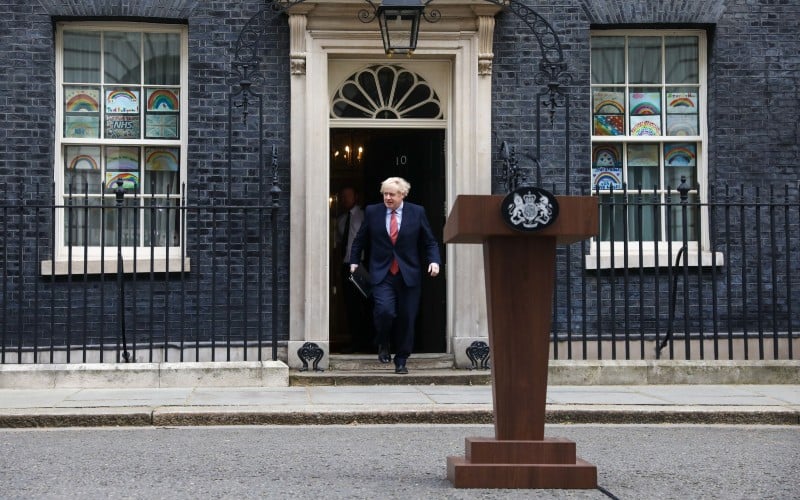 Perdana Menteri (PM) Inggris Boris Johnson bersiap memberikan keterangan di luar kantornya di 10 Downing Street di London, Inggris, Senin (27/4/2020)./Bloomberg-Simon Dawson