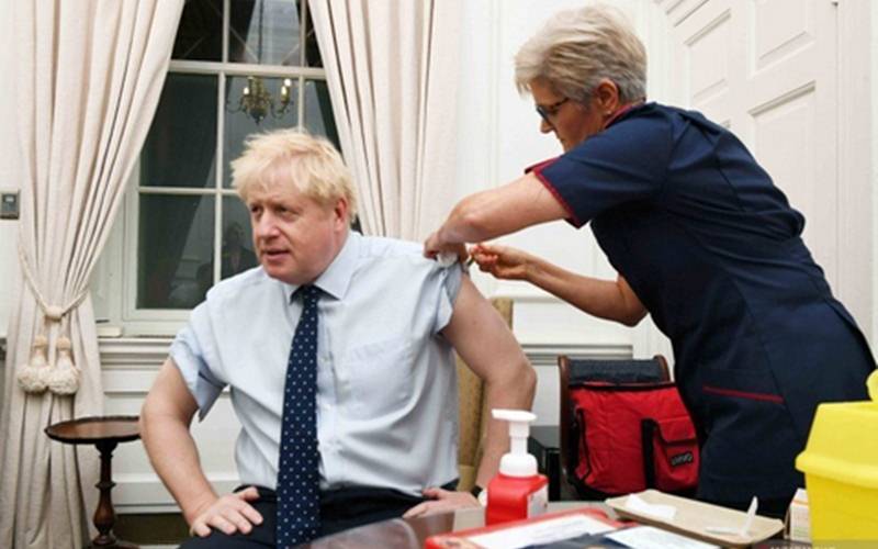 Arsip Foto-Perdana Menteri Inggris Boris Johnson (kiri) saat mendapat suntikan anti flu di kantornya di Downing Street, London, Inggris, Senin (14/10/2019)./Antara//Pool via Reuters/Jeremy Selwyn