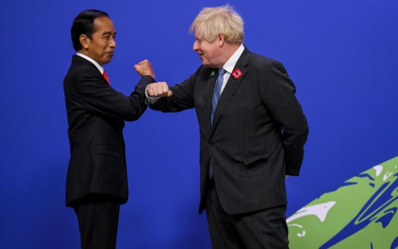 Presiden Joko Widodo (Jokowi) melakukan pertemuan bilateral dengan Perdana Menteri Inggris Boris Johnson, di sela-sela pelaksanaan Konferensi Tingkat Tinggi (KTT) Pemimpin Dunia COP26, di Scottish Event Campus, Glasgow, Skotlandia, pada Senin, 1 November 2021 - BPMI Setpres