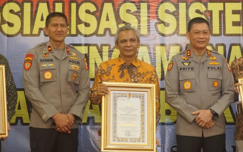  PT Semen Padang Raih Sertifikat Gold Reward SMP Obvitnas dari Kapolri